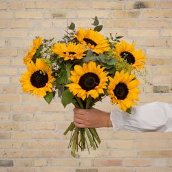 ugens flowr buket med solsikker. Send blomster fra FLOWR. Buket med solsikker. Gratis kort & levering.