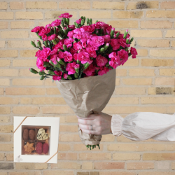 Bundt med 50 stilke pink grenede nelliker med blandede godter