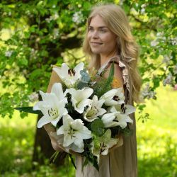 FLOWR signatur buket med store hvide liljer. Send blomster. Blomster levering lige til døren. Gratis kort og levering