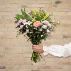 Send en smuk pastel blomsterbuket, der holder længere med liljer og nelliker