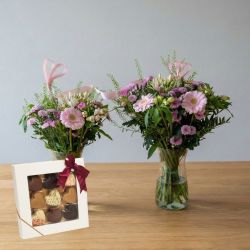 Mor barn buket, pige med chokoladehjerter