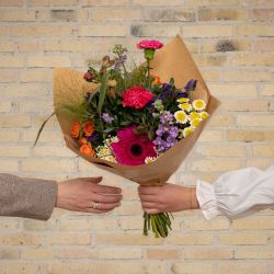 Vild multifarvet buket
Send blomster til en, du holder af. Priser er altid inkl. kort og levering. Hurtig levering. Blomsterlevering til døren