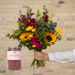 Sommerbuket med solsikke og vingumi. Send blomster til en, du holder af. Priser er altid inkl. kort og levering. Hurtig levering. Blomsterlevering til døren