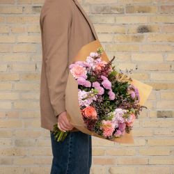 Tak for dig blomsterbuket. Buket med lyserøde blomster
Send blomster til en, du holder af. Priser er altid inkl. kort og levering. Hurtig levering. Blomsterlevering til døren