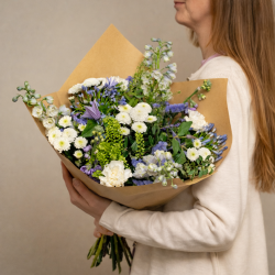 Trendy sommerbuket med blomster i hvid, lilla og blå.
Send blomster til en, du holder af. Priser er altid inkl. kort og levering. Hurtig levering. Blomsterlevering til døren