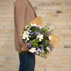 Trendy sommerbuket i hvide og lilla farver
Send blomster til en, du holder af. Priser er altid inkl. kort og levering. Hurtig levering. Blomsterlevering til døren