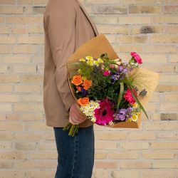 Vild multifarvet blomsterbuket. Vild multifarvet buket. Send blomster til en, du holder af. Gratis kort og levering. Hurtig levering. Blomsterlevering til døren