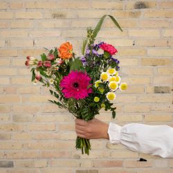 vild multifarvet blomsterbuket. send blomster. blomsterlevering. Gratis levering. 