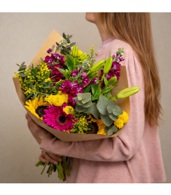 Sommerbuket med solsikke i trendy style. 
Send blomster til en, du holder af. Priser er altid inkl. kort og levering. Hurtig levering. Blomsterlevering til døren