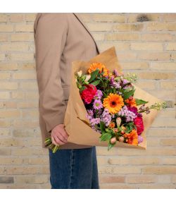 Farverig buket med orange gerbera, lilla blomster og lyserøde nelliker. Bestil den farverige blomsterbuket på flowr.dk. Gratis kort og levering.