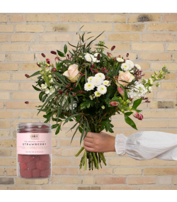 Vild markbuket med jordbær vingummi. Send blomster til en, du holder af. Priser er altid inkl. kort og levering. Hurtig levering. Blomsterlevering til døren
