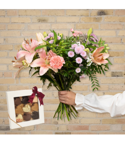 Send en pastel blomsterbuket, der holder længere med chokoladehjerter