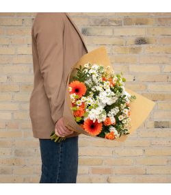 Lys sommerbuket i hvid og orange
Send blomster til en, du holder af. Priser er altid inkl. kort og levering. Hurtig levering. Blomsterlevering til døren