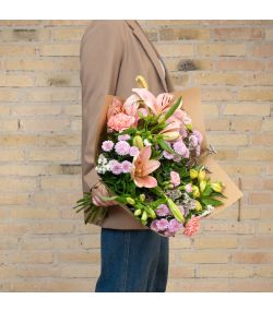Send en smuk pastel blomsterbuket, der holder længere med liljer og nelliker