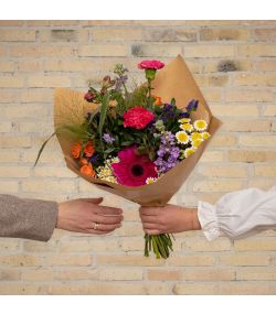 Vild multifarvet buket
Send blomster til en, du holder af. Priser er altid inkl. kort og levering. Hurtig levering. Blomsterlevering til døren