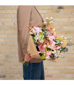 Pastel markbuket med lyserøde liljer, kamilleblomster og små hvide blomster. Bestil den smukke pastelbuket på flowr.dk