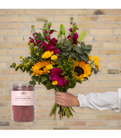 Sommerbuket med solsikke og vingumi. Send blomster til en, du holder af. Priser er altid inkl. kort og levering. Hurtig levering. Blomsterlevering til døren