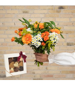 Send en smuk tætbundet forårsbuket med chokoladehjerter, gerbera og roser