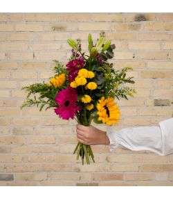 Trendy sommerbuket med solsikke
Send blomster til en, du holder af. Priser er altid inkl. kort og levering. Hurtig levering. Blomsterlevering til døren