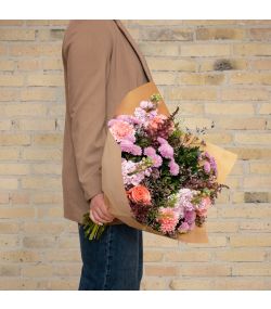 Tak for dig blomsterbuket. Buket med lyserøde blomster
Send blomster til en, du holder af. Priser er altid inkl. kort og levering. Hurtig levering. Blomsterlevering til døren