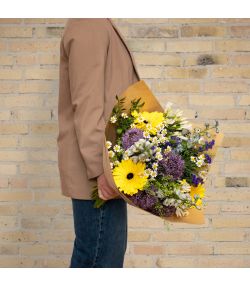 Trendy FLOWR buket i lilla, gule, blå og hvide toner
Send blomster til en, du holder af. Priser er altid inkl. kort og levering. Hurtig levering. Blomsterlevering til døren