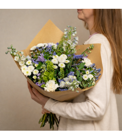 Trendy sommerbuket med blomster i hvid, lilla og blå.
Send blomster til en, du holder af. Priser er altid inkl. kort og levering. Hurtig levering. Blomsterlevering til døren