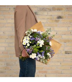 Trendy sommerbuket i hvide og lilla farver
Send blomster til en, du holder af. Priser er altid inkl. kort og levering. Hurtig levering. Blomsterlevering til døren