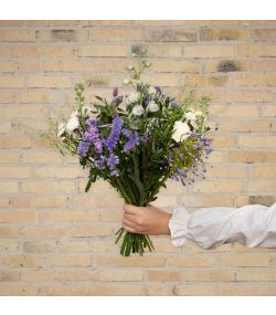 Trendy sommerbuket i populære lilla og hvide farver.
Send blomster til en, du holder af. Priser er altid inkl. kort og levering. Hurtig levering. Blomsterlevering til døren