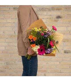 Vild multifarvet blomsterbuket. Vild multifarvet buket. Send blomster til en, du holder af. Gratis kort og levering. Hurtig levering. Blomsterlevering til døren